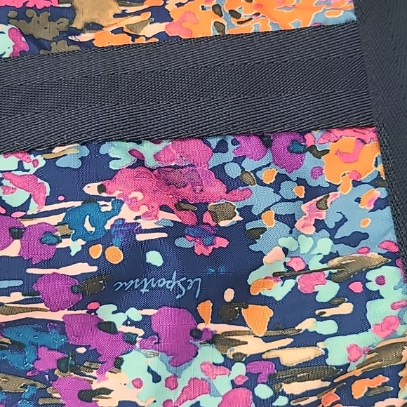 Le Sportsac medium travel tote in magnificent watercolor print - Picture 4 of 12
